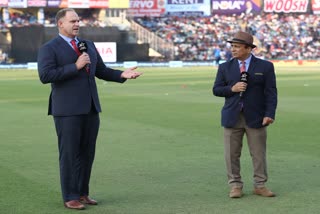 IPL2020: Sunil gavaskar gets trolled on Social media for his short height