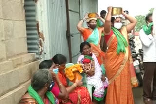 Amravati women who presented pongals to Bejwada durga