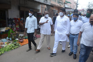 Mayor inspects vegetable market