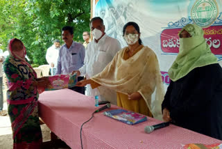 bathukamma sarees distribution in peddapally