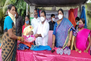 bathukamma-sarees-distribution-in-warangal-urban-district-by-mla-ramesh