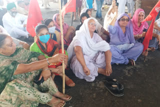 Women join protest against agricultural laws