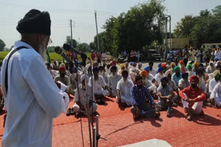 Farmers block National Highway in protest of farmers' organizations