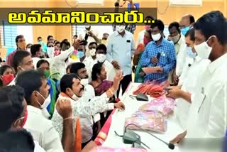 conflict-in-bathukamma-sarees-distribution-at-bhuvanagiri-district