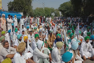 Farmers block road in Muktsar against lathicharge on farmers in Haryana