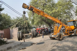 Two people died in a road accident in Pul Prahladpur trolla divided into several pieces