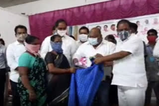ministers distributed bathukamma sarees in jagityala