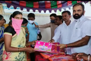 bathukamma sarees distribution in nalgonda district by mla kancharla bhupal reddy