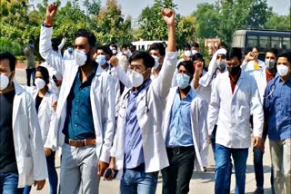 राजस्थान की खबर  झालावाड़ मेडिकल कॉलेज  मानदेय वृद्धि की मांग  इंटर्न डॉक्टर्स का प्रदर्शन  Jhalawar news  Rajasthan news  Jhalawar Medical College  Demand for honorarium increase  Performance of intern doctors