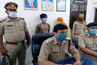 पुलिस की गिरफ्त में महिला और उसका प्रेमी.