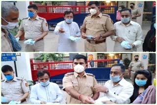 delhi police distributed masks at hauz qazi police station