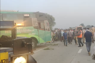 up road accident  aligarh road accident  Bus carrying 45 passengers overturns in Aligarh  bus overturned in Uttar Pradesh  ഉത്തര്‍പ്രദേശില്‍ ബസ് മറിഞ്ഞ് മൂന്ന് മരണം  ഉത്തര്‍പ്രദേശ്  റോഡ് അപകടം  ബസ് മറിഞ്ഞ് അപകടം  യോഗി ആദിത്യനാഥ്