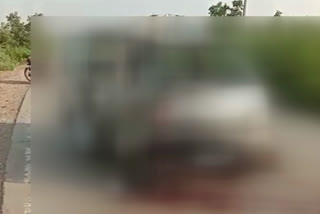 Truck and van collide, ट्रक और वैन की टक्कर