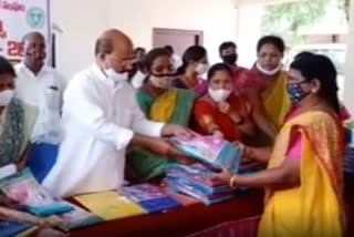 mla manchireddy kishan reddy distributed bathukamma sarees in ibrahimpatnam