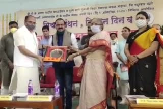 makrand-anaspure-honored-with-purushottam-award