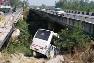 यात्रियों से भरी बस NH-9 पर पुल के नीचे गिरी