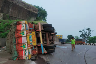 accident on mumbai pune expressway driver died on the spot