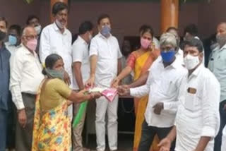 kollapur mla harshavardhan reddy distributed bathukamma sarees