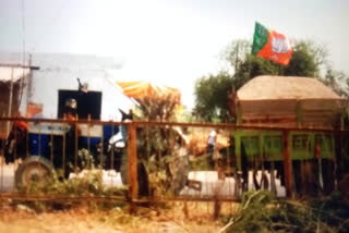 Illegal sand transporting sand mafia by putting BJP flag in tractor on National Highway