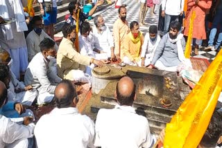 purohit-samaj-did-sadbudhi-yagya-on-brahmakund-for-cancellation-of-the-mandate-of-ganga-scape-channel