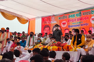 jyotiraditya-scindia-arrives-at-village-salon-today-seeking-support-for-candidate-raksha-sironia