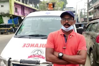 robbery attempt in malappuram news  Ambulance driver thwarts robbery attempt  മോഷ്‌ടാക്കളെ തുരത്തി ആംബുലൻസ് ഡ്രൈവര്‍  ആംബുലൻസ് ഡ്രൈവര്‍ നൗഫല്‍  മലപ്പുറം വാര്‍ത്തകള്‍  പൊന്നാനി ക്ഷേത്രത്തില്‍ മോഷണശ്രമം