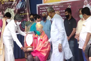 dr-s-l-bhairappa-was-awarded-the-kota-sivarama-karantha-hometown-award