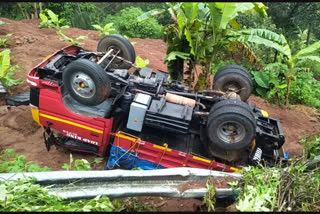 Freight lorry  accident  Vattakannipara  നിയന്ത്രണം  വാഹനം  ബാരിക്കേഡ്‌  കുത്തുങ്കൽ വട്ടക്കണ്ണിപ്പാറ  ചരക്ക്‌ ലോറി  അപകടം