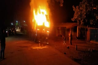 Truck fire due to cylinder blast in chaibasa, Truck set fire in chaibasa, चाईबासा में सिलेंडर फटने के कारण ट्रक में लगी आग, चाईबासा में ट्रक में लगी आग