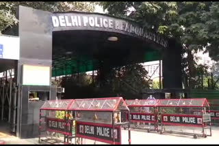 person snatched head constable phone in Central delhi