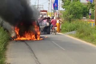 bjp-leader-car-caught-fire-in-garhwa