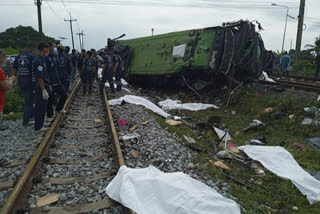 Bus-train collision in central Thailand  17 dead in Bus-train collision in central Thailand  road accident in Thailand  തായ്‌ലാന്‍റിൽ ട്രെയിനും ബസും കൂട്ടിയിടിച്ച് 17 മരണം  തായ്‌ലാന്‍റിൽ വാഹനാപകടത്തിൽ 17 മരണം  സെൻട്രൽ തായ്‌ലാന്‍റിൽ വാഹനാപകടം  സെൻട്രൽ തായ്‌ലാന്‍റിൽ ടൂറിസ്റ്റ് ബസ് അപകടത്തിൽപെട്ടു