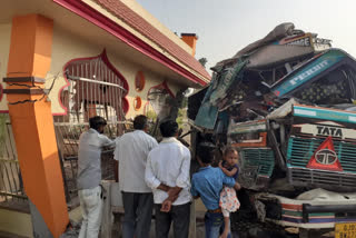 In Shahada taluka, truck hit Vishnu temple