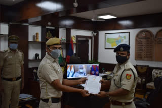 delhi police commissioner gives one lakh cash rewards Police personnel of Rajpark Mangolpuri police station