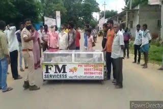 protest with dead body in front of police station at nadigudem in suryapet