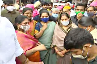 former MP kavitha visited the nampally Dargah