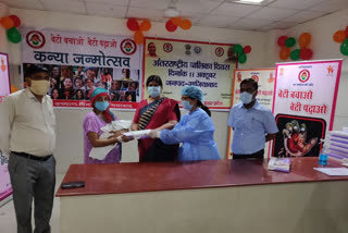 Congratulatory letters and baby kits given to 20 mothers at Kanya janmotsav program in Ghaziabad