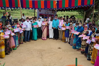 mla gongidi sunitha distributed bathukamma sarees in aaregudem