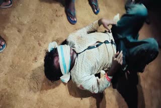 Villagers caught criminal who came to collect levy in the name of PLFI in simdega, crime news of simdega, Criminal beaten in Simdega, सिमडेगा में PLFI के नाम पर लेवी वसूलने आए एक अपराधी को ग्रामीणों ने पकड़ा, सिमडेगा में अपराध की खबरें, सिमडेगा में अपराधी की पिटाई