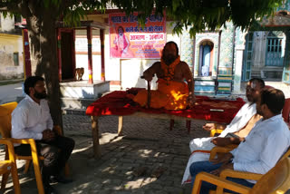 Swami Paramhans sit on indefinite hunger strike, demanding to declare India as 'Hindu nation'