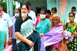 minister satyavathi rathod batukamma saree distribution at kuravi in mahabuabbad district