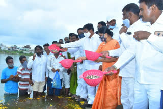 minister niranjan reddy fish release in three rivers  at wanaparthy