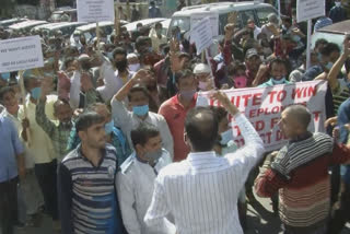 یومیہ اجرت والے ملازمین کا احتجاج