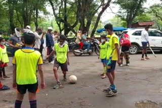 unique agitation  started by the players playing games at the door of the collectors office to start the field in kolhapur