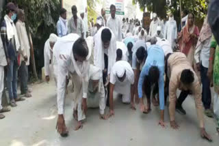 Farmers protest on their knees in Modinagar for equal compensation