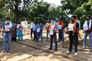 karni sena  protest in bilaspur against hospital administration on mortuary construction