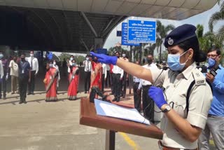 cisf-jawans-launch-covid-19-awareness-campaign-at-birsa-munda-airport-in-ranchi