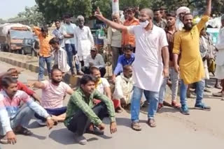 Farmers angry on not getting fertilizer Opposed protesting by ducking