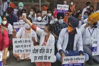 Protest against the dismissal of paramedical volunteers working in Corona