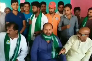 black flag shown to rjd candidate at kesariya in motihari, केसरिया के RJD प्रत्याशी को दिखाया गया काला झंडा